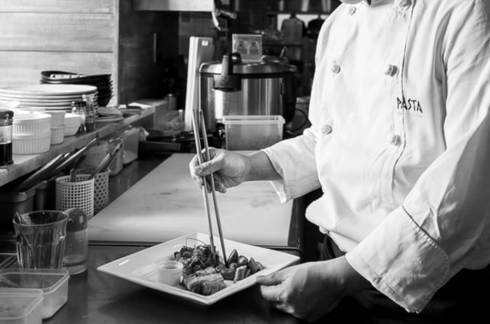 本店から育った料理人が各店舗の責任者